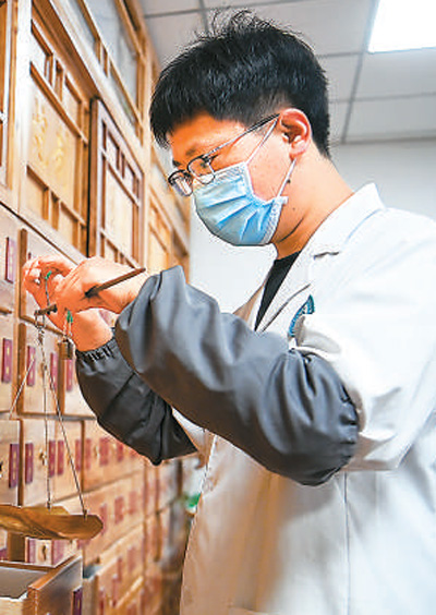 日前,陜西省西安市雁塔區電子城二〇五所社區衛生服務站中醫館的藥劑師為患者配制中藥。新華社記者 鄒競一攝