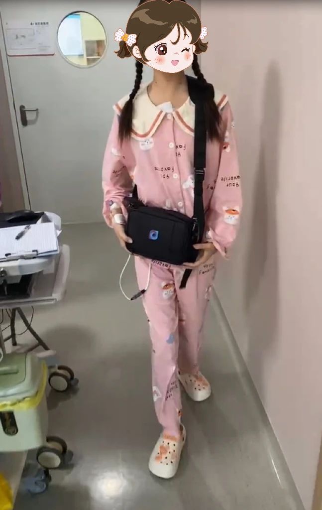 2023年，美美術后佩戴人工心的照片。圖片由浙大兒院提供